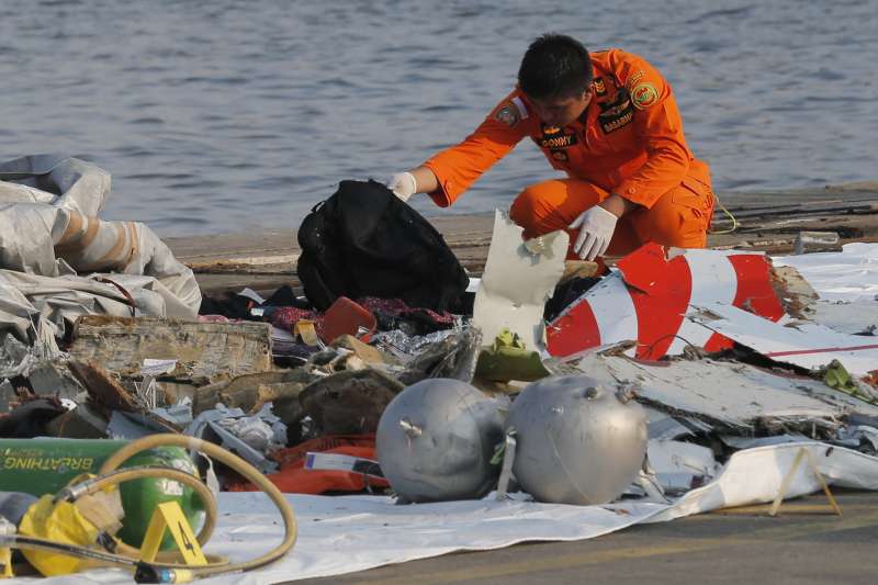 2018年10月29日，印尼獅子航空一架由雅加達飛往邦加檳港的班機墜毀大海，機上189人全部罹難，這是死難者的物品（AP）