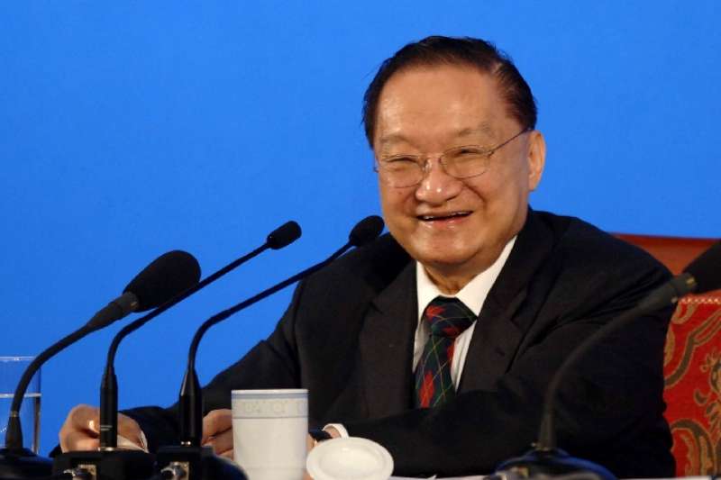 這是2007年6月18日,金庸應邀在北京大學發表演講。(新華社) 這是2007年6月18日,金庸應邀在北京大學發表演講。(新華社)