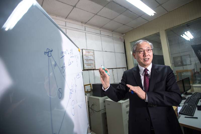 羅俊院士在華中科技大學重力實驗中心介紹重力波探測「天琴計畫」的進展情況(新華社) 羅俊院士在華中科技大學重力實驗中心介紹重力波探測「天琴計畫」的進展情況(新華社)