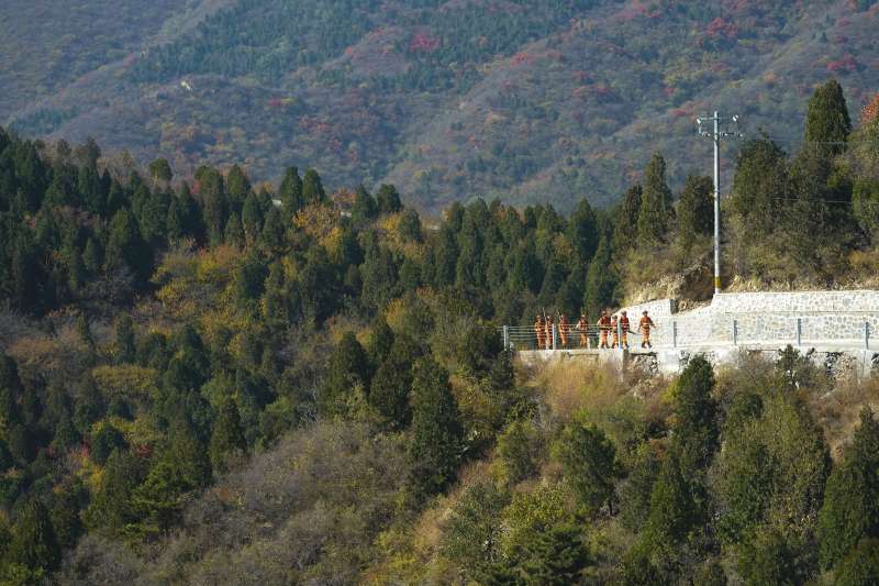 10月24日,在北京西山國家森林公園,應急管理部森林消防局機動支隊的消防員在巡查。(新華社) 10月24日,在北京西山國家森林公園,應急管理部森林消防局機動支隊的消防員在巡查。(新華社)