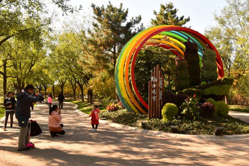 10月27日,遊客在北京通州大運河森林公園遊玩。(新華社) 10月27日,遊客在北京通州大運河森林公園遊玩。(新華社)