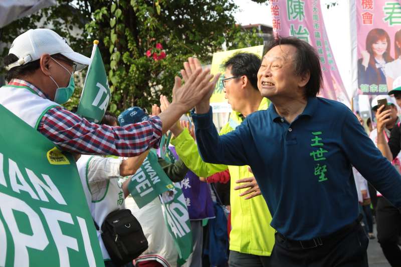 20181103-民進黨台北市議員王世堅3日出席「 skyline手牽手」掃街拜票活動。（顏麟宇攝）