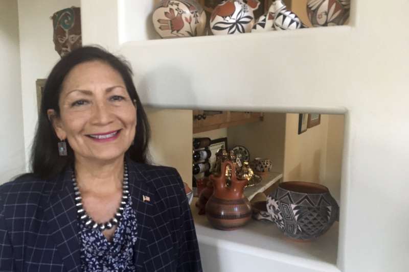 2018年美國期中選舉,競選新墨西哥州第1選區的哈蘭德(Debra Haaland)有望成為美國首位女性原住民眾議員。(AP) 2018年美國期中選舉,競選新墨西哥州第1選區的哈蘭德(Debra Haaland)有望成為美國首位女性原住民眾議員。(AP)