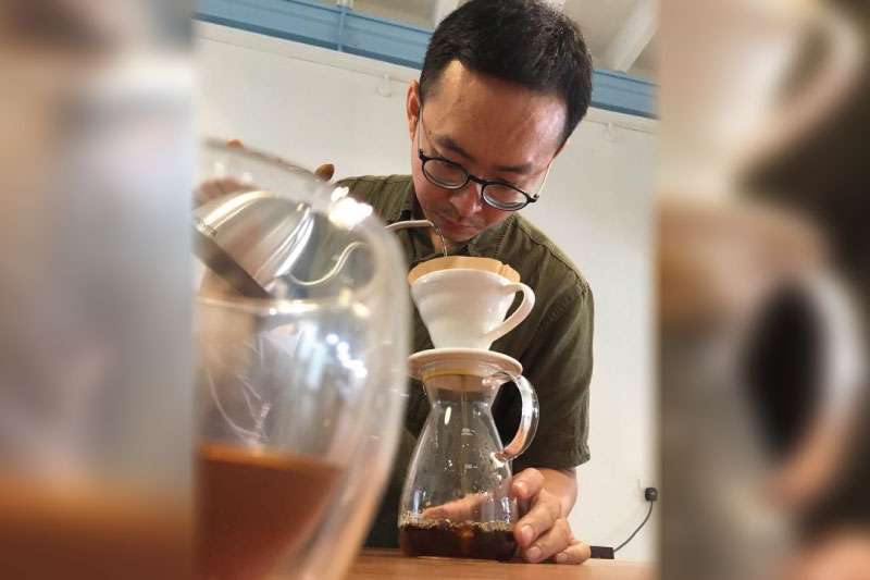 他頂著高學歷,卻踏上與所學截然不同的道路,是為了幫助別人 他頂著高學歷,卻踏上與所學截然不同的道路,是為了幫助別人