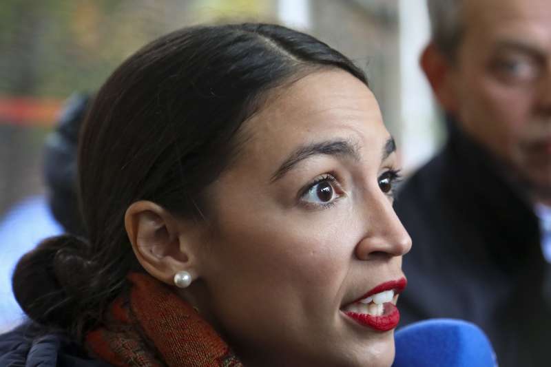 2018年美國期中選舉，民主黨眾議院新秀奧卡西歐─寇特茲（Alexandria Ocasio-Cortez）（AP）