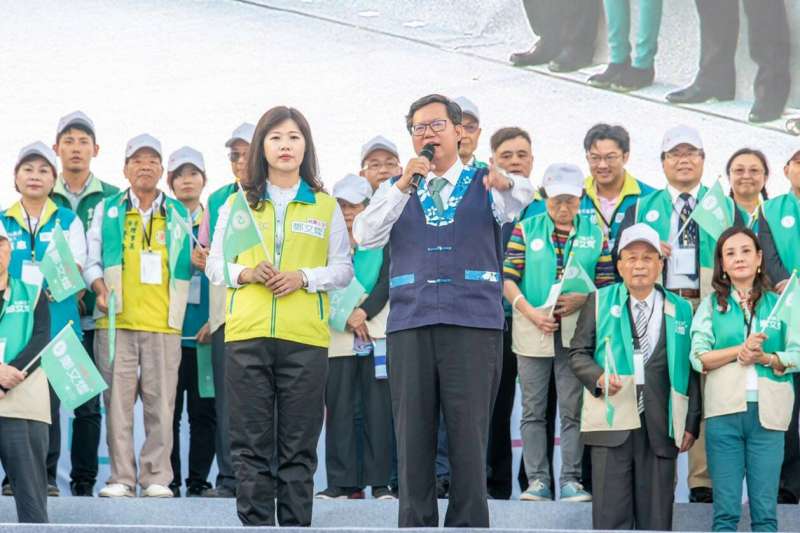 桃園市長鄭文燦10日在平鎮新勢公園舉辦客家後援會成立造勢活動，總統蔡英文出席力挺。（民進黨提供）