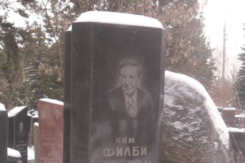 冷戰時期英國「劍橋五諜」之首菲爾比（Kim Philby）的紀念碑（Сергей Семёнов@Wikipedia / CC BY 3.0）