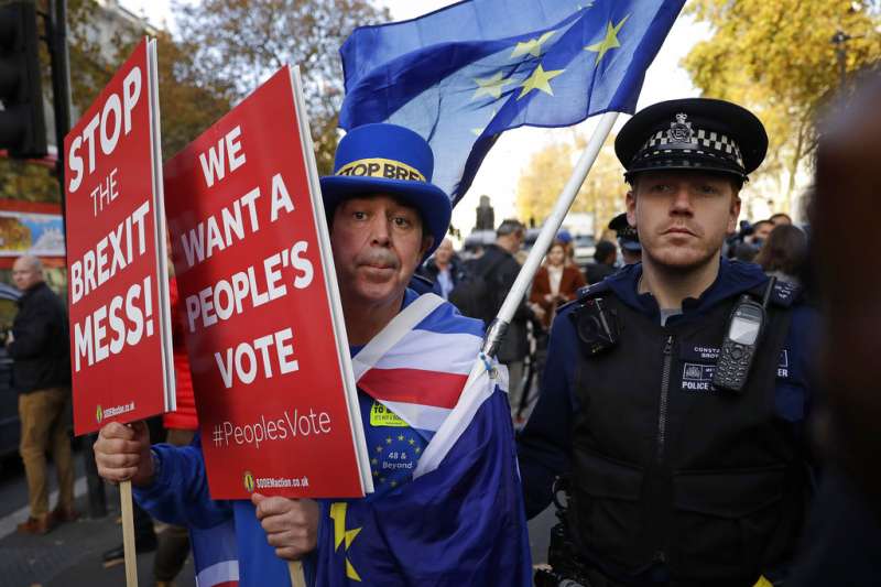 英國反脫歐人士抗議。(AP) 英國反脫歐人士抗議。(AP)