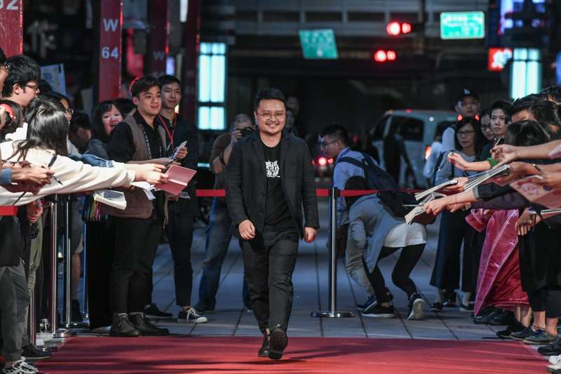 20181114_《地球最後的夜晚》導演畢贛擄獲眾多影迷,粉絲夾道歡迎求簽名。(甲上娛樂提供) 20181114_《地球最後的夜晚》導演畢贛擄獲眾多影迷,粉絲夾道歡迎求簽名。(甲上娛樂提供)