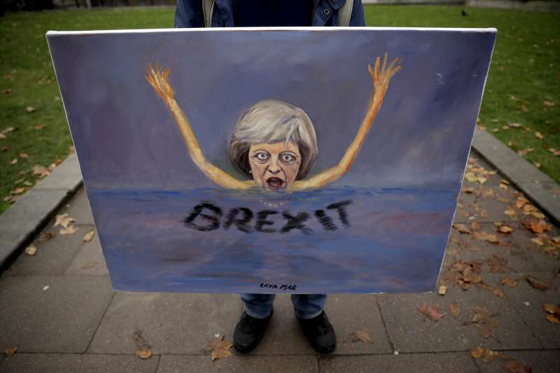 英國首相梅伊(Theresa May)是否即將滅頂於「脫歐之海」(AP) 英國首相梅伊(Theresa May)是否即將滅頂於「脫歐之海」(AP)