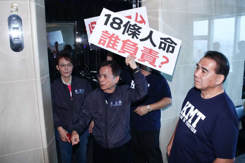 20181116-「提升臺鐵普悠瑪列車暨整體行車安全精進作為」記者會。國民黨團在電梯口等吳宏謀部長。(蔡親傑攝) 20181116-「提升臺鐵普悠瑪列車暨整體行車安全精進作為」記者會。國民黨團在電梯口等吳宏謀部長。(蔡親傑攝)