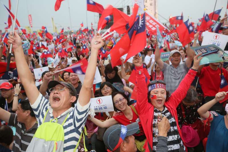 20181117-國民黨高雄市長候選人韓國瑜造勢晚會17日晚間在鳳山舉行，支持者熱情揮舞國旗，形成一片旗海。（新新聞柯承惠攝）