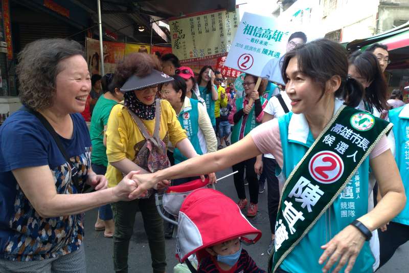 民進黨高雄市長候選人陳其邁夫人吳虹18日到市場掃街、替陳其邁拜票。（陳其邁辦公室提供）