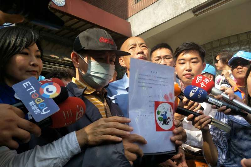20181121-網路上近日流傳一則「暗殺韓國瑜」的言論,以及國民黨買票傳聞。直指國民黨高雄市長候選人韓國瑜賄選的網友林宥成,21日上午親自出面道歉,並遞出一份道歉書。(周怡孜攝) 20181121-網路上近日流傳一則「暗殺韓國瑜」的言論,以及國民黨買票傳聞。直指國民黨高雄市長候選人韓國瑜賄選的網友林宥成,21日上午親自出面道歉,並遞出一份道歉書。(周怡孜攝)