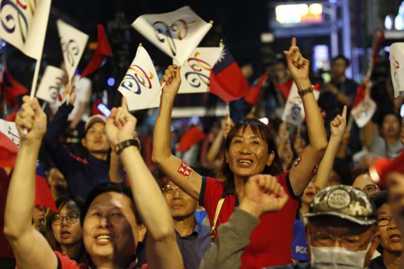 20181124-民眾聚集至國民黨高雄市長候選人韓國瑜的競選總部外，等待開票結果出爐。（新新聞郭晉瑋攝）