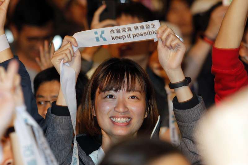 2018年11月24日台北市長選舉投票,25日凌晨開票結束,柯文哲宣布勝選,支持者歡欣鼓舞(AP) 2018年11月24日台北市長選舉投票,25日凌晨開票結束,柯文哲宣布勝選,支持者歡欣鼓舞(AP)