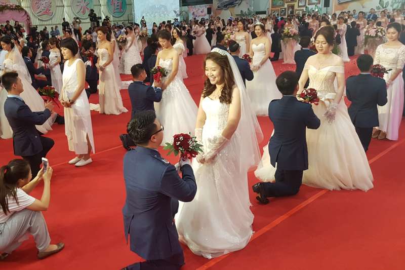 70位新郎單膝著地，手捧鮮花向美嬌娘求婚。（圖／方詠騰攝）