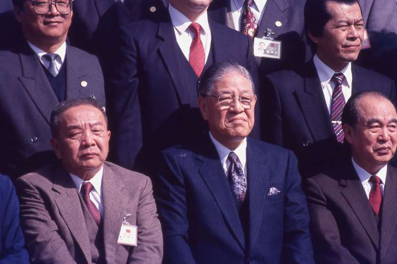 前排左起黃信介、為前總統李登輝、前副總統李元簇。（新新聞資料照）