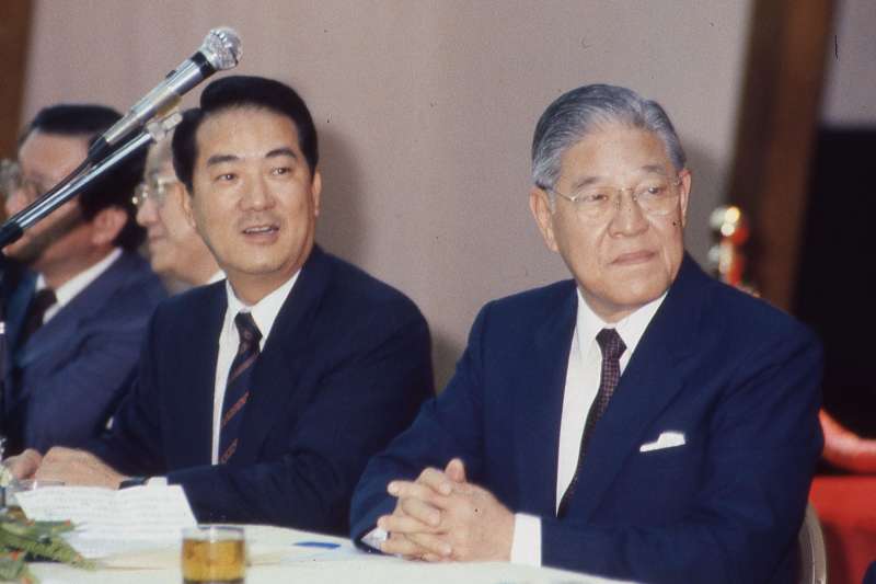 前總統李登輝。左為宋楚瑜。（新新聞資料照）