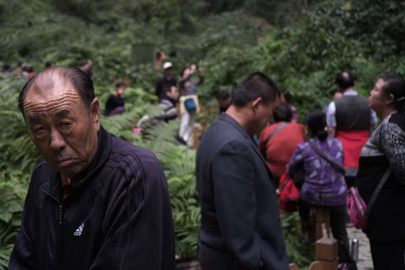 人們在廣西巴馬百魔洞天坑中「氧」療。(新華社) 人們在廣西巴馬百魔洞天坑中「氧」療。(新華社)