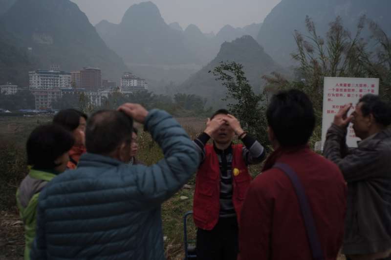 廣西巴馬瑤族自治縣百魔屯,人們在公路路基上集體做負氧操。(新華社) 廣西巴馬瑤族自治縣百魔屯,人們在公路路基上集體做負氧操。(新華社)