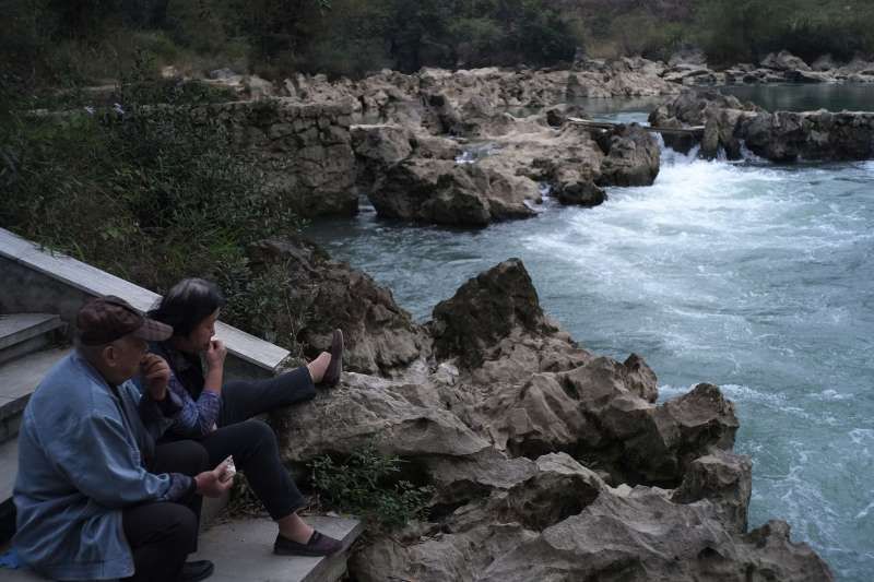 在廣西巴馬瑤族自治縣,一對老年夫妻在盤陽河邊靜坐。(新華社) 在廣西巴馬瑤族自治縣,一對老年夫妻在盤陽河邊靜坐。(新華社)