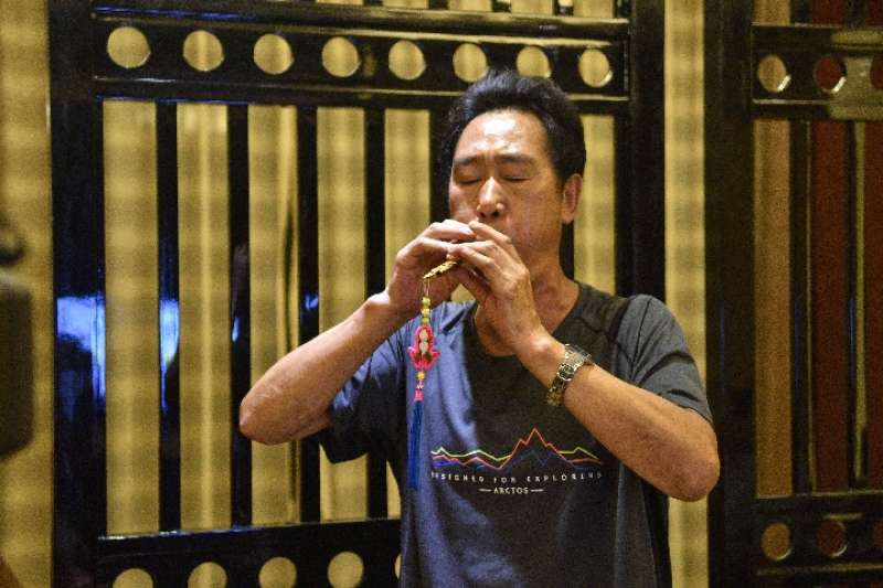 「羌笛吹奏與製作」國家級非遺傳人何王全吹奏羌笛古曲(新華社) 「羌笛吹奏與製作」國家級非遺傳人何王全吹奏羌笛古曲(新華社)