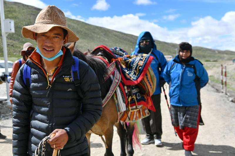 一名西藏阿里的農牧民為到岡仁波齊朝聖的印度香客牽馬駝運物資(新華社) 一名西藏阿里的農牧民為到岡仁波齊朝聖的印度香客牽馬駝運物資(新華社)