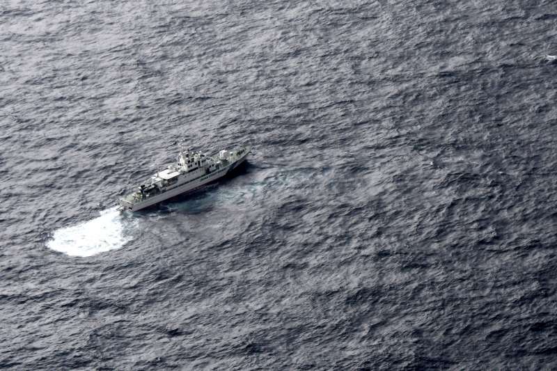 日本海上保安廳海巡船正在搜索意外墜海的駐日美軍陸戰隊。(AP) 日本海上保安廳海巡船正在搜索意外墜海的駐日美軍陸戰隊。(AP)