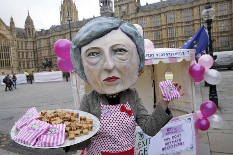 脫歐、留歐,英國面臨十字路口,反脫歐民眾妝扮成梅伊嘲諷她(AP) 脫歐、留歐,英國面臨十字路口,反脫歐民眾妝扮成梅伊嘲諷她(AP)