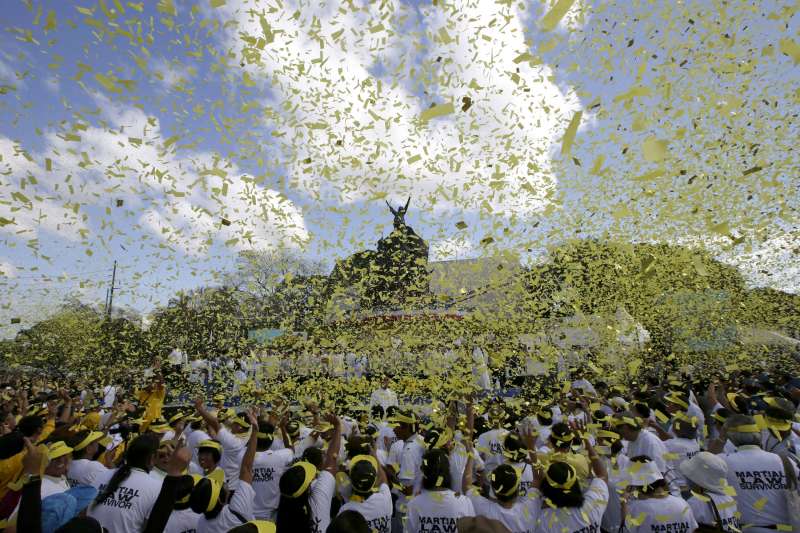 2013年2月，菲律賓民眾進行「人民力量革命」26周年紀念活動（AP）