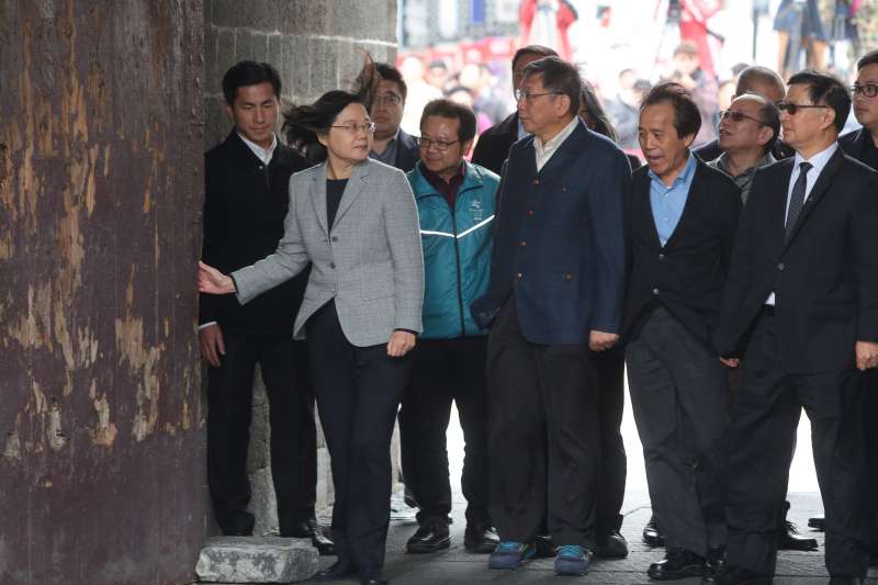 20181213-總統蔡英文、台北市長柯文哲13日一同視察北門廣場,並聽取西區門戶計畫簡報。(顏麟宇攝) 20181213-總統蔡英文、台北市長柯文哲13日一同視察北門廣場,並聽取西區門戶計畫簡報。(顏麟宇攝)