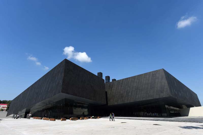 侵華日軍第七三一部隊罪證陳列館新館位於侵華日軍第七三一部隊遺址的東側,是一座矩形黑灰色館舍,被命名為「黑盒」,它向世界真實地還原侵華日軍進行人體實驗和細菌戰的反人類罪行。(新華社) 侵華日軍第七三一部隊罪證陳列館新館位於侵華日軍第七三一部隊遺址的東側,是一座矩形黑灰色館舍,被命名為「黑盒」,它向世界真實地還原侵華日軍進行人體實驗和細菌戰的反人類罪行。(新華社)