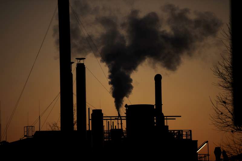 2018年12月14日,義大利米蘭一座冒著黑煙的工廠。(AP) 2018年12月14日,義大利米蘭一座冒著黑煙的工廠。(AP)