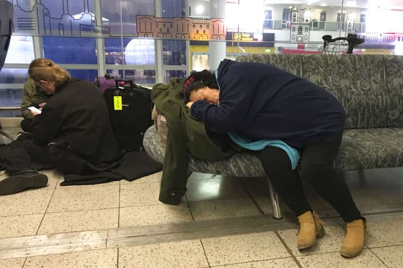 2018年12月21日,英國倫敦蓋威克機場遭遇「無人機之亂」,旅客在機場沙發休息。(AP) 2018年12月21日,英國倫敦蓋威克機場遭遇「無人機之亂」,旅客在機場沙發休息。(AP)