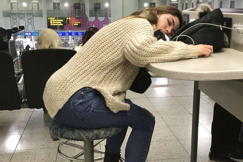 2018年12月21日,英國倫敦蓋威克機場遭遇「無人機之亂」,旅客在機場休息。(AP) 2018年12月21日,英國倫敦蓋威克機場遭遇「無人機之亂」,旅客在機場休息。(AP)