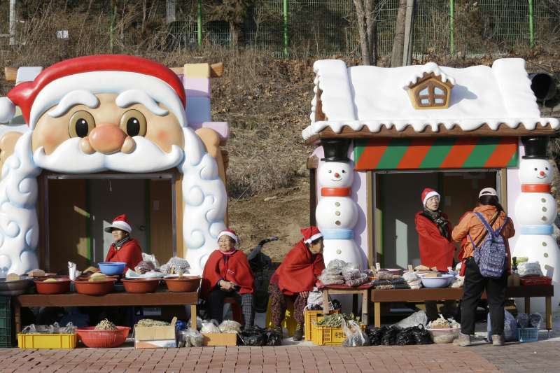 南韓街頭攤販的耶誕裝飾(AP) 南韓街頭攤販的耶誕裝飾(AP)