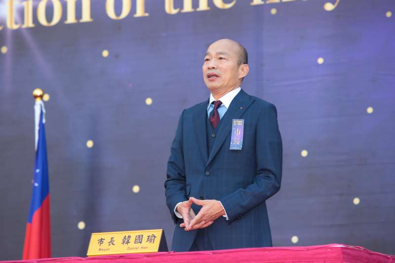 20181225-高雄市長韓國瑜25日於愛河畔舉行宣誓就職暨交接典禮,並簽下第一份公文。(顏麟宇攝) 20181225-高雄市長韓國瑜25日於愛河畔舉行宣誓就職暨交接典禮,並簽下第一份公文。(顏麟宇攝)