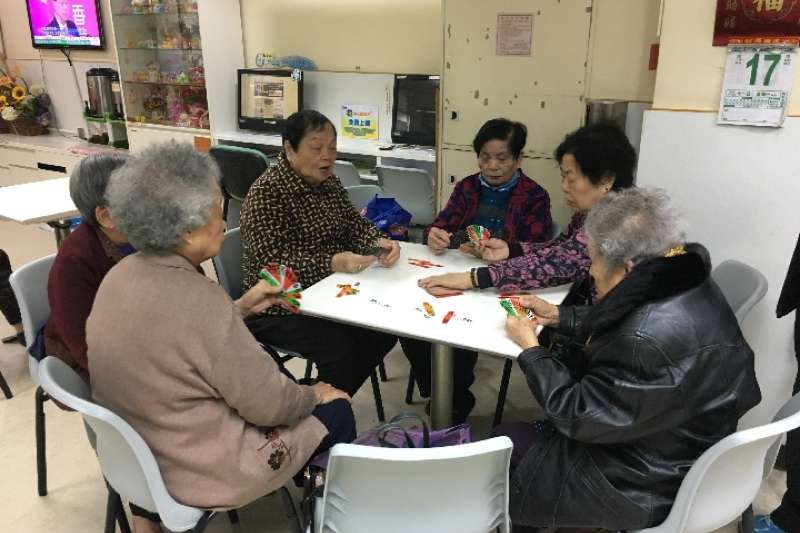 年近90歲的香港長者們總會相約在午後打牌。(新華社) 年近90歲的香港長者們總會相約在午後打牌。(新華社)