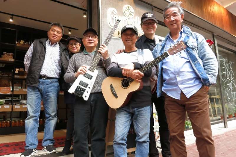 香港老人徐秉仁與其他樂隊成員的合照。(新華社) 香港老人徐秉仁與其他樂隊成員的合照。(新華社)