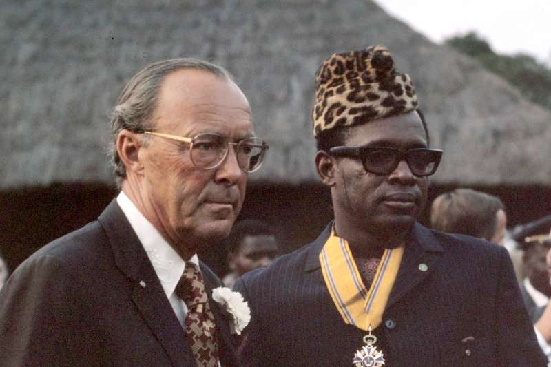 薩伊（後改名剛果民主共和國）總統莫布杜（Mobutu Sese Seko，右）與荷蘭本哈德親王（Prince Bernhard）1973年合影（Mieremet, Rob / Anefo@Wikipedia / CC BY-SA 3.0 nl）