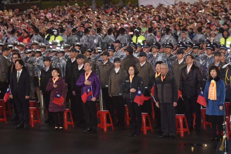 20190101-108年元旦升旗典禮於總統府前舉行，總統蔡英文和副總統陳建仁手持國旗領唱國歌。（台北市攝影記者聯誼會提供）