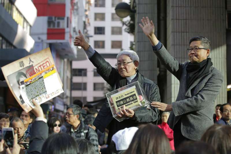 2019年1月1日,香港組織「民主人權陣線」(民陣)舉辦「香港未完蛋,希望在民間」遊行,香港榮休主教陳日君(右二)與占中發起人之一的陳健民(右一)。(AP) 2019年1月1日,香港組織「民主人權陣線」(民陣)舉辦「香港未完蛋,希望在民間」遊行,香港榮休主教陳日君(右二)與占中發起人之一的陳健民(右一)。(AP)
