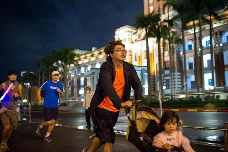 現在台灣社會也越來越多爸爸當起「奶爸」的角色,陳廷宇。(陳廷宇提供) 現在台灣社會也越來越多爸爸當起「奶爸」的角色,陳廷宇。(陳廷宇提供)