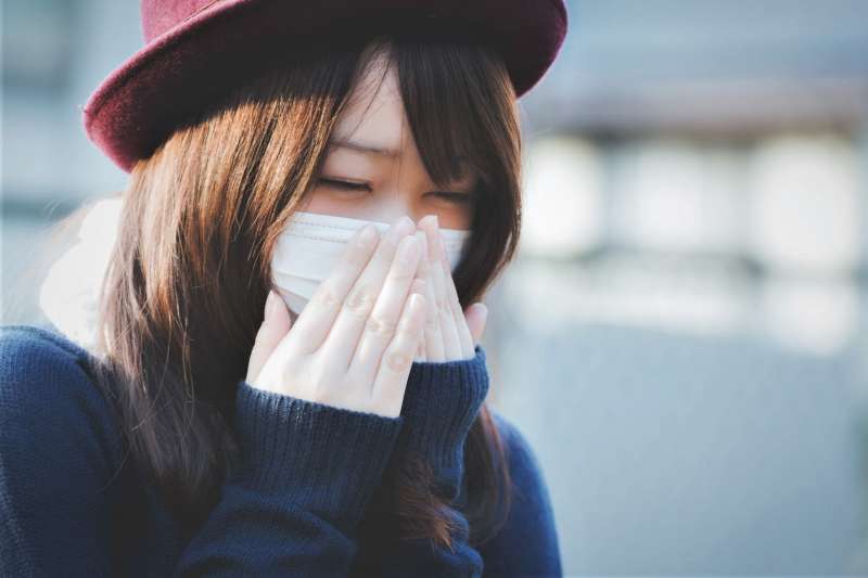 你有聽過打噴嚏可以用方法來停止嗎?用手按住「這個」位置,會發現想打噴嚏的感覺竟然瞬間消失。(圖/すしぱく@pakutaso)
