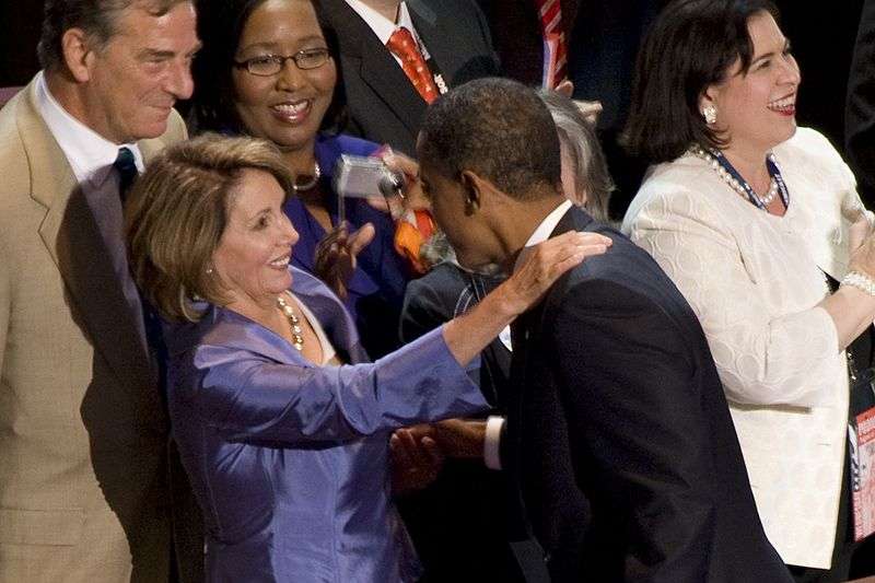 2008年民主黨全國大會，裴洛西（Nancy Pelosi）與民主黨總統候選人歐巴馬握手寒暄（Michaela McNichol@Wikipedia / CC BY 2.0）