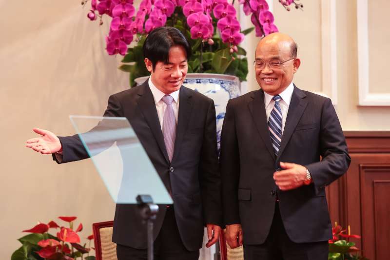 20190111-總統蔡英文11日召開記者會公布新任行政院長人選,並率新卸任行政院長蘇貞昌(右)、賴清德(左)一同出席。(顏麟宇攝) 20190111-總統蔡英文11日召開記者會公布新任行政院長人選,並率新卸任行政院長蘇貞昌(右)、賴清德(左)一同出席。(顏麟宇攝)