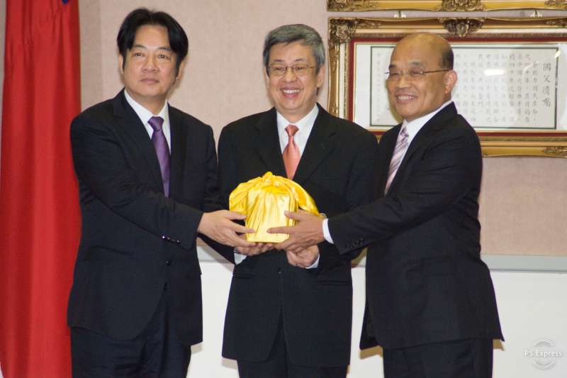 行政院長賴清德今(14)日正式將閣揆印信交給新任院長蘇貞昌,由副總統陳建仁主持交接。(甘岱民攝) 行政院長賴清德今(14)日正式將閣揆印信交給新任院長蘇貞昌,由副總統陳建仁主持交接。(甘岱民攝)