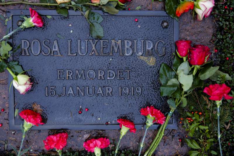2019年1月,歐洲左派齊集柏林,向1919年遇害的盧森堡(Rosa Luxemburg)與李卜克內西(Karl Liebknecht)致敬(AP) 2019年1月,歐洲左派齊集柏林,向1919年遇害的盧森堡(Rosa Luxemburg)與李卜克內西(Karl Liebknecht)致敬(AP)