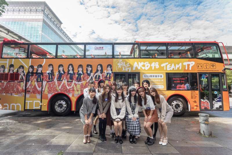 AKB48 Team TP與雙層巴士合影(圖/AKB48 Team TP粉絲專頁) AKB48 Team TP與雙層巴士合影(圖/AKB48 Team TP粉絲專頁)